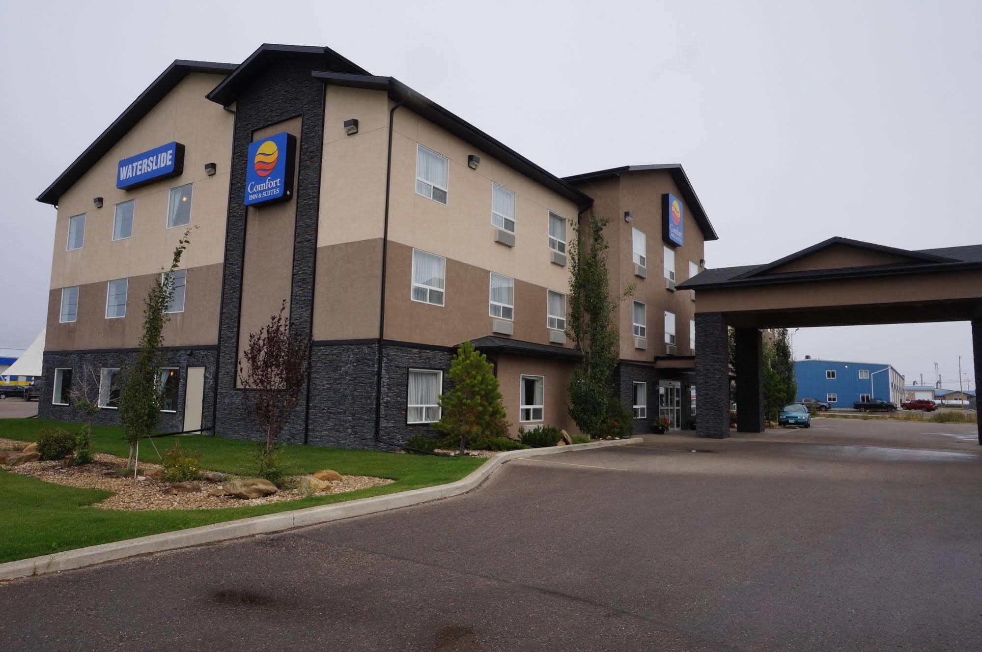 Comfort Inn & Suites Sylvan Lake Exterior photo